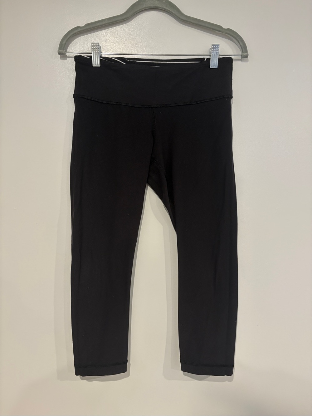 Lululemon Black Mid-Rise Cropped Leggings